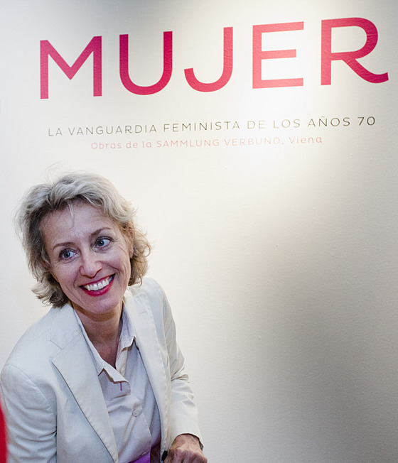 Gabriele Shor junto al cartel de la exposición