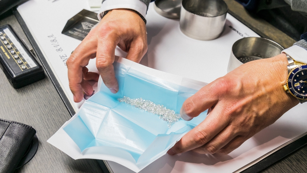 Un parcel lleno de diamantes preparados para su distribución.