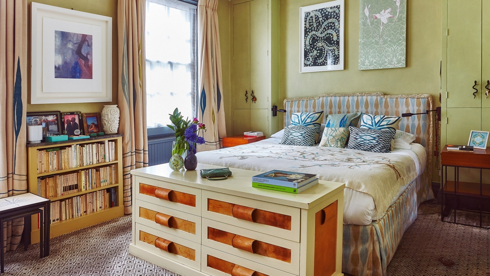 El dormitorio principal se encuentra en el segundo piso. Las cortinas se hicieron a medida con motivos bordados a mano e inspirados en cipreses. La cama se tapizó con tejido Ikat Drops Aqua, uno de los más conocidos de la diseñadora italiana.