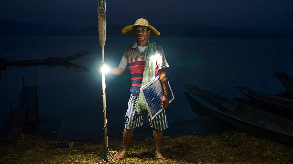 Un pescador del pueblo de Lui Pan Sone, en el Estado birmano de Kayah, junto a su barca.