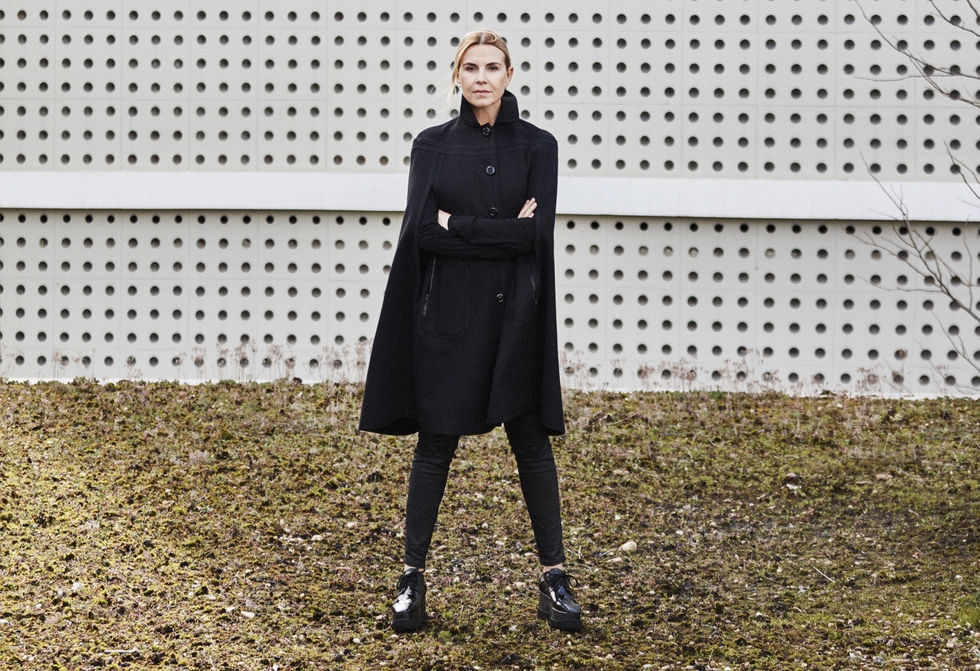 SUSY GÓMEZ. Un valor siempre al alza Los trabajos de Gómez (Pollensa, 1964) abundan en cuestiones de la contemporaneidad a través de objetos cotidianos –como la ropa– y de la naturaleza. La creadora viste sus propias prendas.