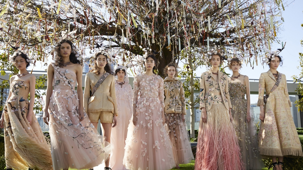 Colección primavera-verano 2017 de alta costura de Dior que la directora creativa, Maria Grazia Chiuri, presentó el 19 de abril en la terraza de la nueva 'boutique' de la firma en el distrito de Ginza en Tokio.
