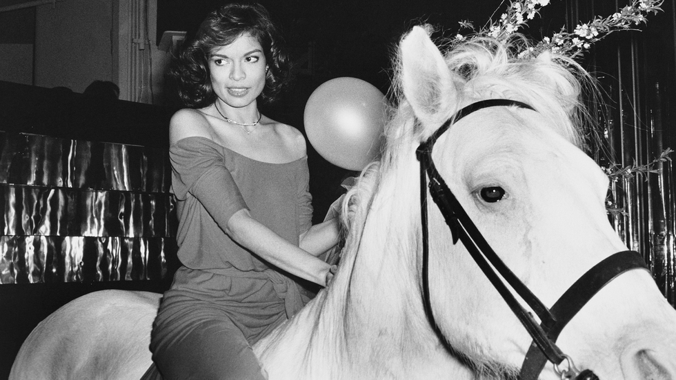 Bianca Jagger celebra su cumpleaños en Studio 54 en 1977.