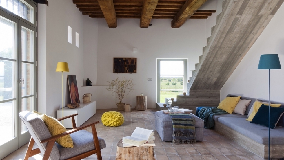 Butaca de Ikea, cojines de lino hechos a mano, mantas de Paesaggi Interiori, lámparas de pie de Habitat, cuadro comprado en el mercadillo de Arezzo (en la Toscana italiana), mesas auxiliares de madera de pino hechas a mano por Silei carpintería.