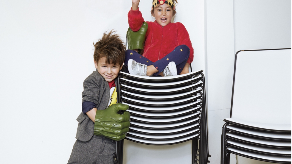 Hanfei lleva un abrigo de pelo rojo de Guess Kids, mallas de estrellas de Desigual, zapatillas plateadas de Primark y collar de Papiroga. Iker viste un traje de lana de Carrément Beau, camiseta de Flash de Amazon, manos de Hulk de Marvel (a la venta en Amazon) y botas de ante con cordones amarillos de Pisamonas.