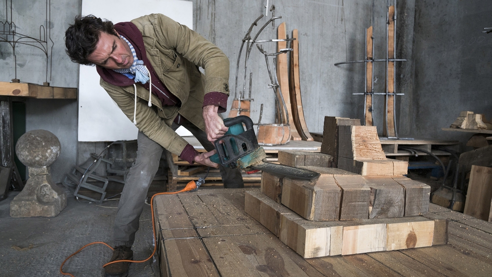 Juan Garaizabal, cortando una pieza para la obra 'Vase des Tuileries'.