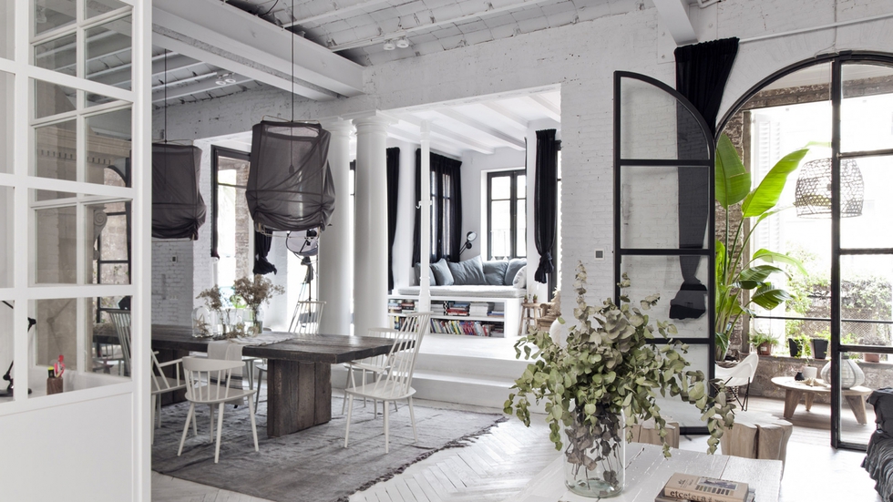 En el salón, un gran ventanal inunda de luz natural toda la estancia y comunica con un pequeño patio interior, que se abre a otro más grande.