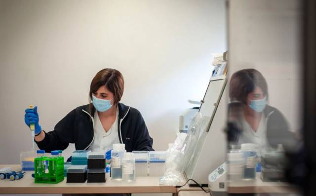 In Spain, close contacts of people infected with omicron variant will have to quarantine