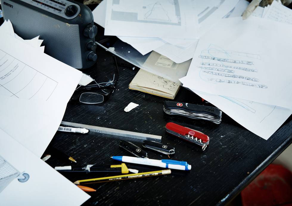 Herramientas de trabajo en el escritorio del artista.