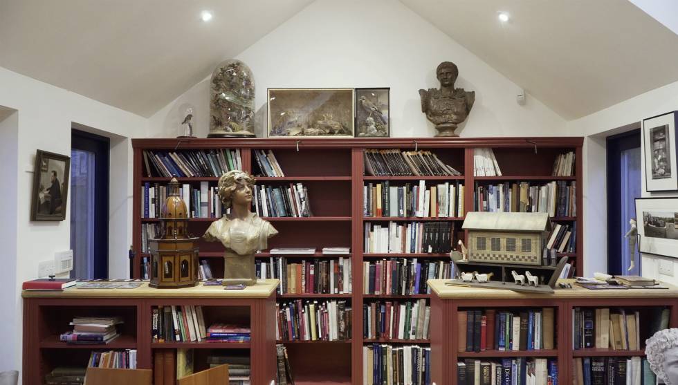 Estudio de trabajo de Mary Beard, con un busto de Safo.