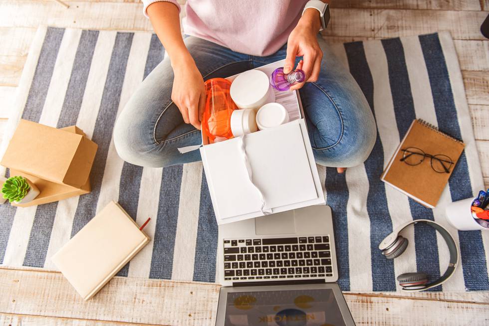 Una chica prueba en casa una muestra de 'sampling' que le ha llegado por correo.