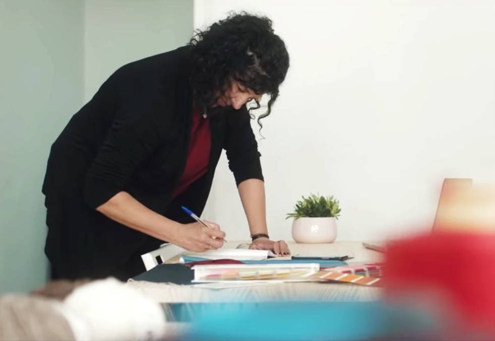 Gema Gómez, trabajando en su oficina.