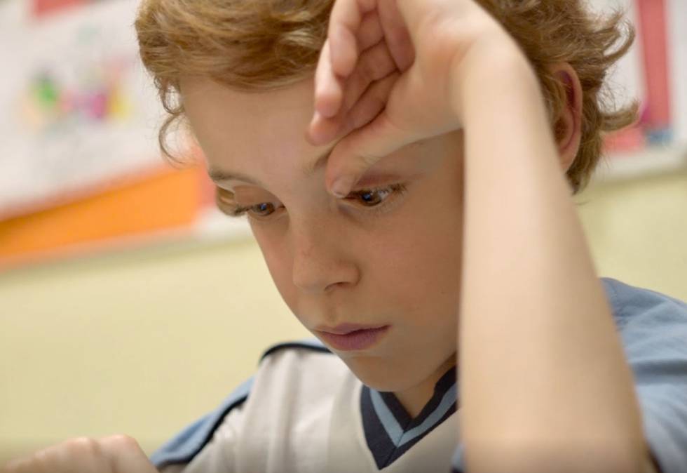 Manu, muy atento a su 'tablet'.