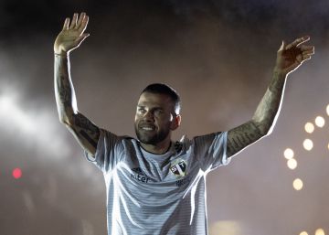 Alves, la vuelta a casa del futbolista con más títulos