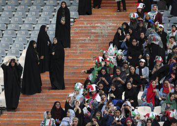 Irán permite por primera vez el acceso de las mujeres a un estadio de fútbol