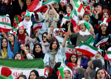 Las iraníes celebran su primera entrada libre a un partido de fútbol