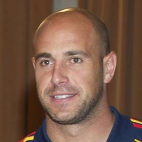 <p>Pepe Reina <a href="https://pbs.twimg.com/media/BEci297CQAMJyJy.jpg" target="_blank">tenía pelo, sí, y no mucho ni poco, el normal</a>. Pero su calva ya se convirtió en la más famosa del Mundial que ganamos en 2010. Y Reina (Madrid, 1982) se convirtió, aún sin pelo, en una de las figuras más populares de la selección, en el más elocuente del equipo en los encuentros con la prensa y también en la imagen de varias campañas publicitarias (en las cuales, en algunos casos, se reía de su condición e calvo). Bien hecho. </p>