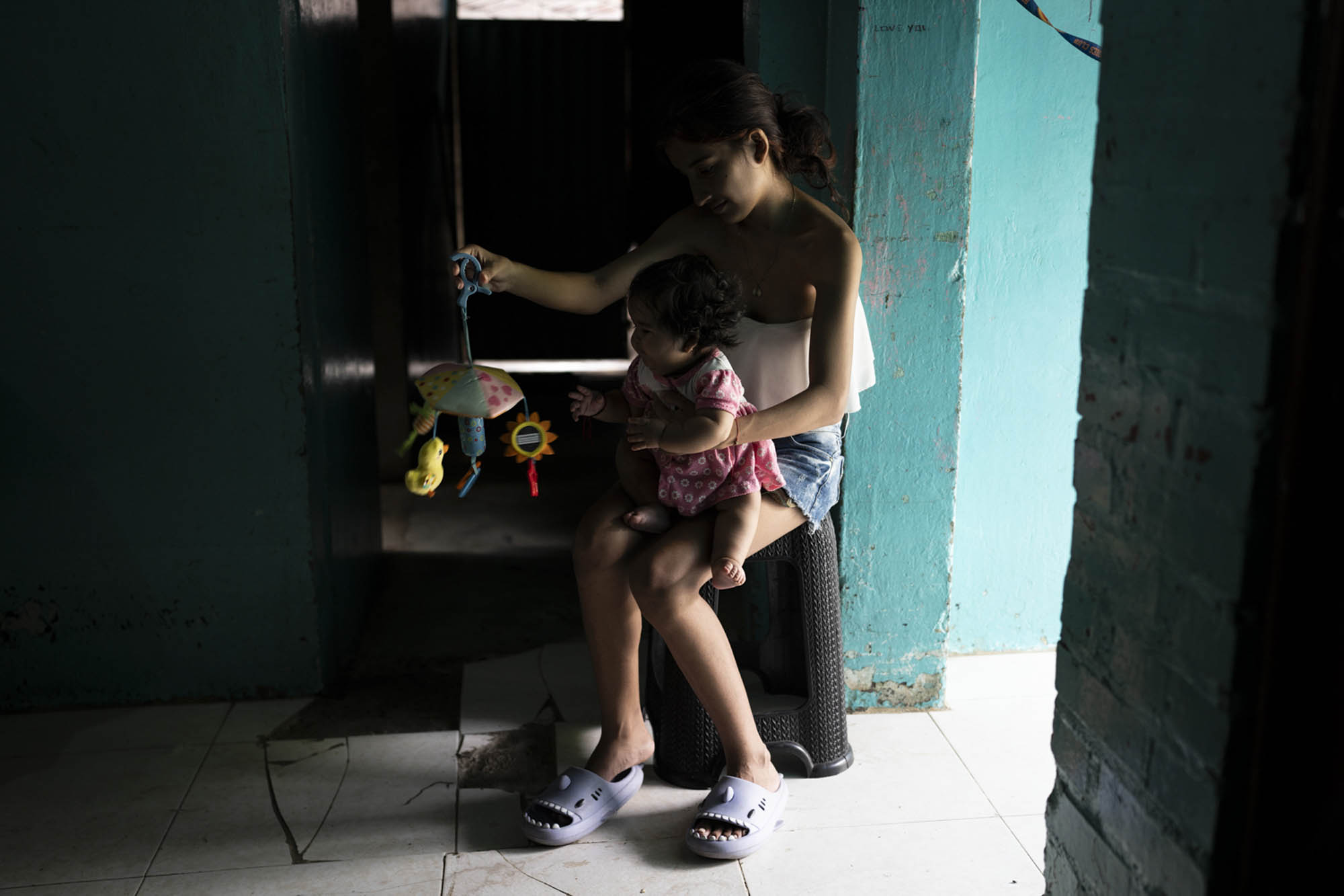 El embarazo adolescente secuestra la infancia - Colombia