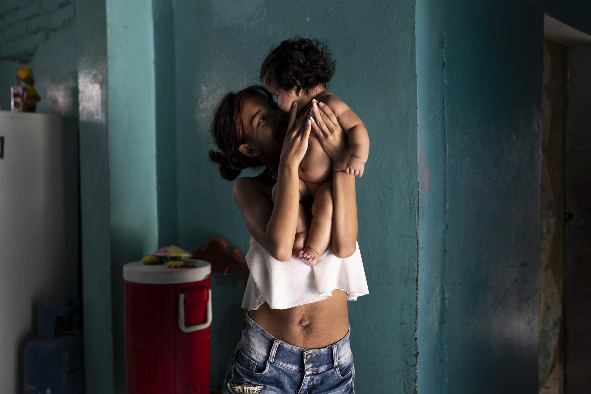 El embarazo adolescente secuestra la infancia - Colombia