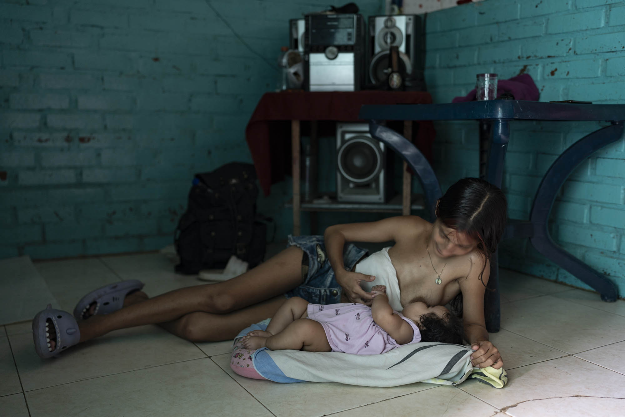 El embarazo adolescente secuestra la infancia - Colombia