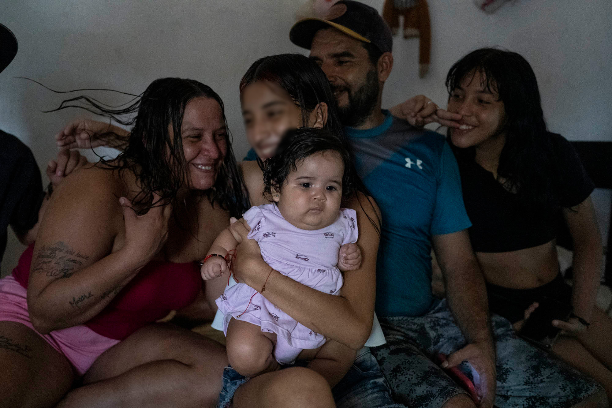 El embarazo adolescente secuestra la infancia - Colombia