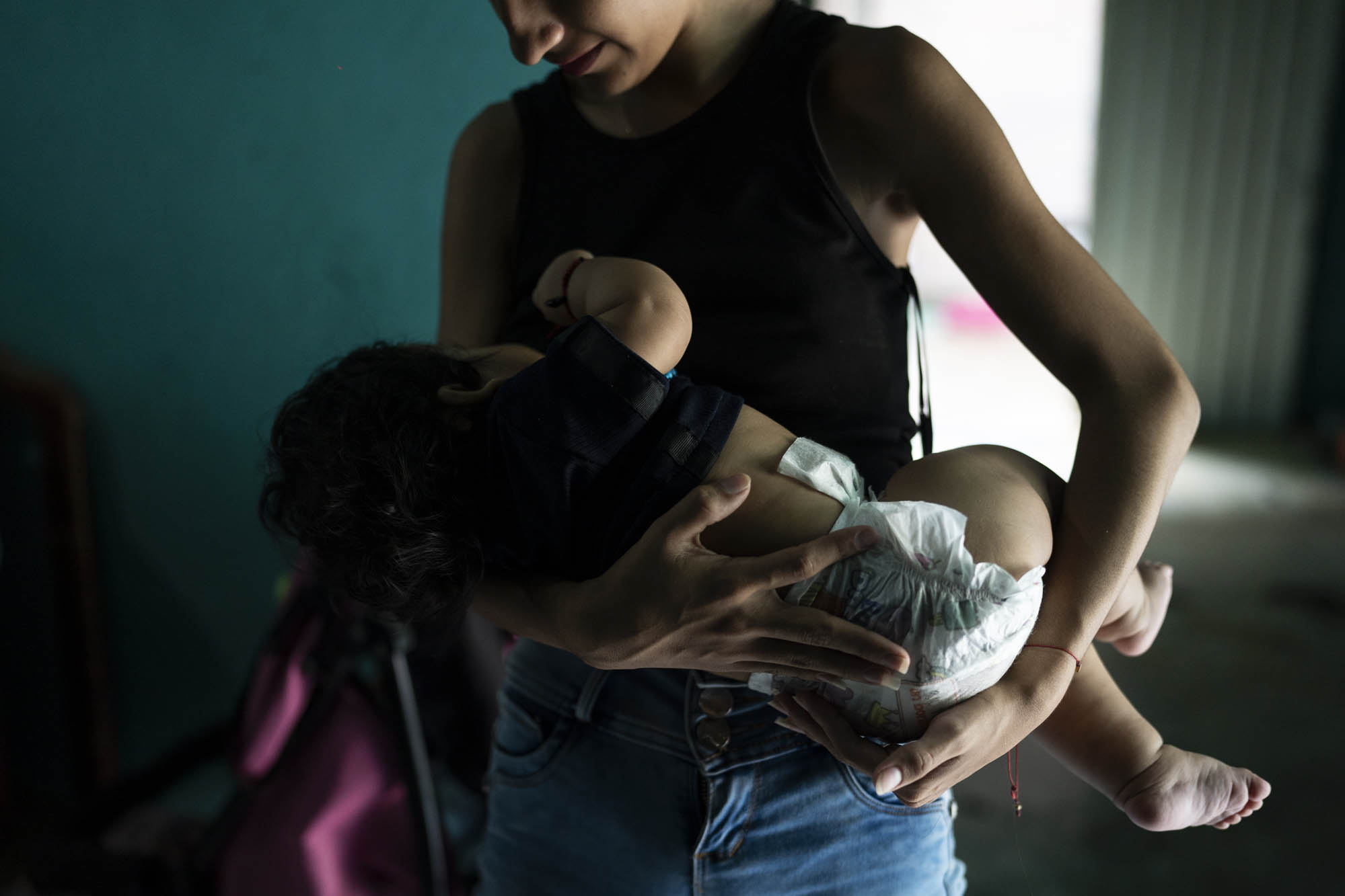 El embarazo adolescente secuestra la infancia - Colombia