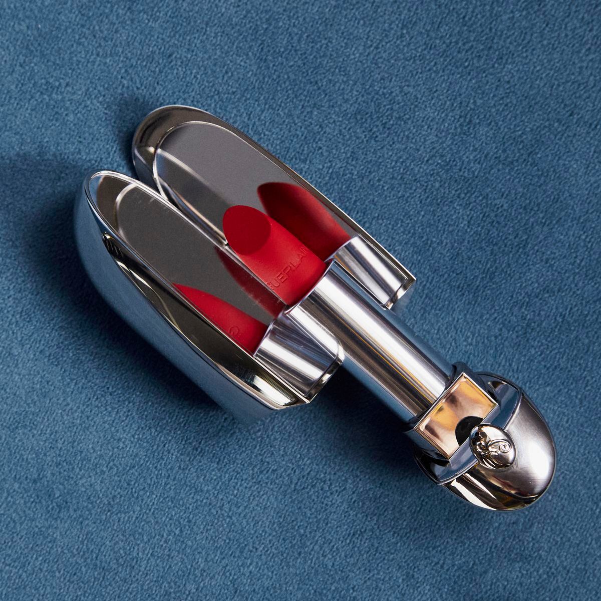 Carcasa Golden Stars y labial Rouge G Velvet Mate, en tono Fascinating Ruby ambos de Guerlain