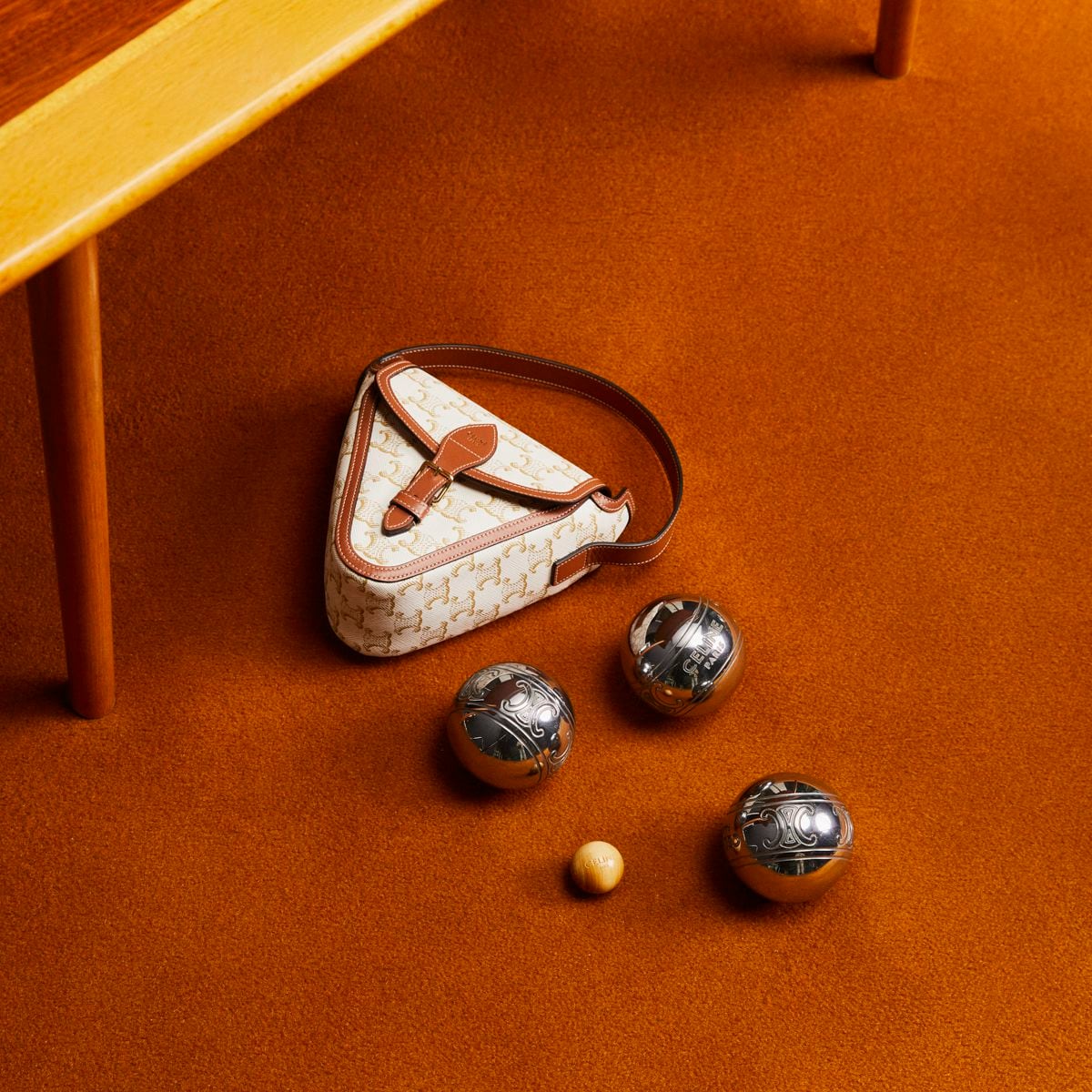 Juego de petanca de lona Triomphe y piel de becerro de Celine por Hedi Slimane