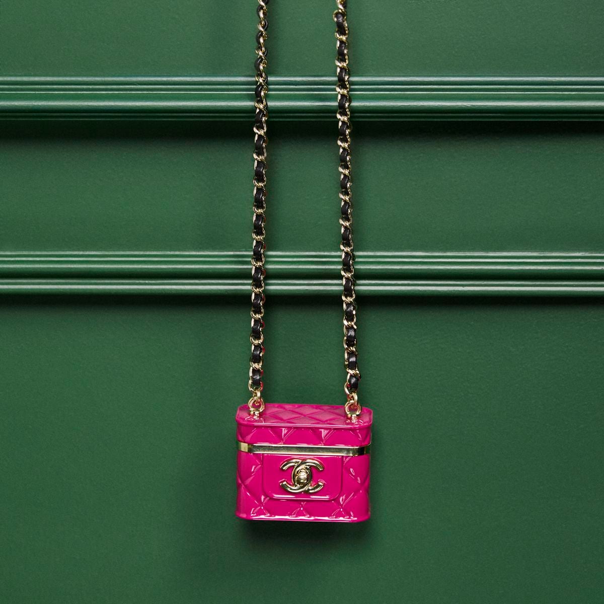 Collar con abalorio en forma de bolso de Chanel