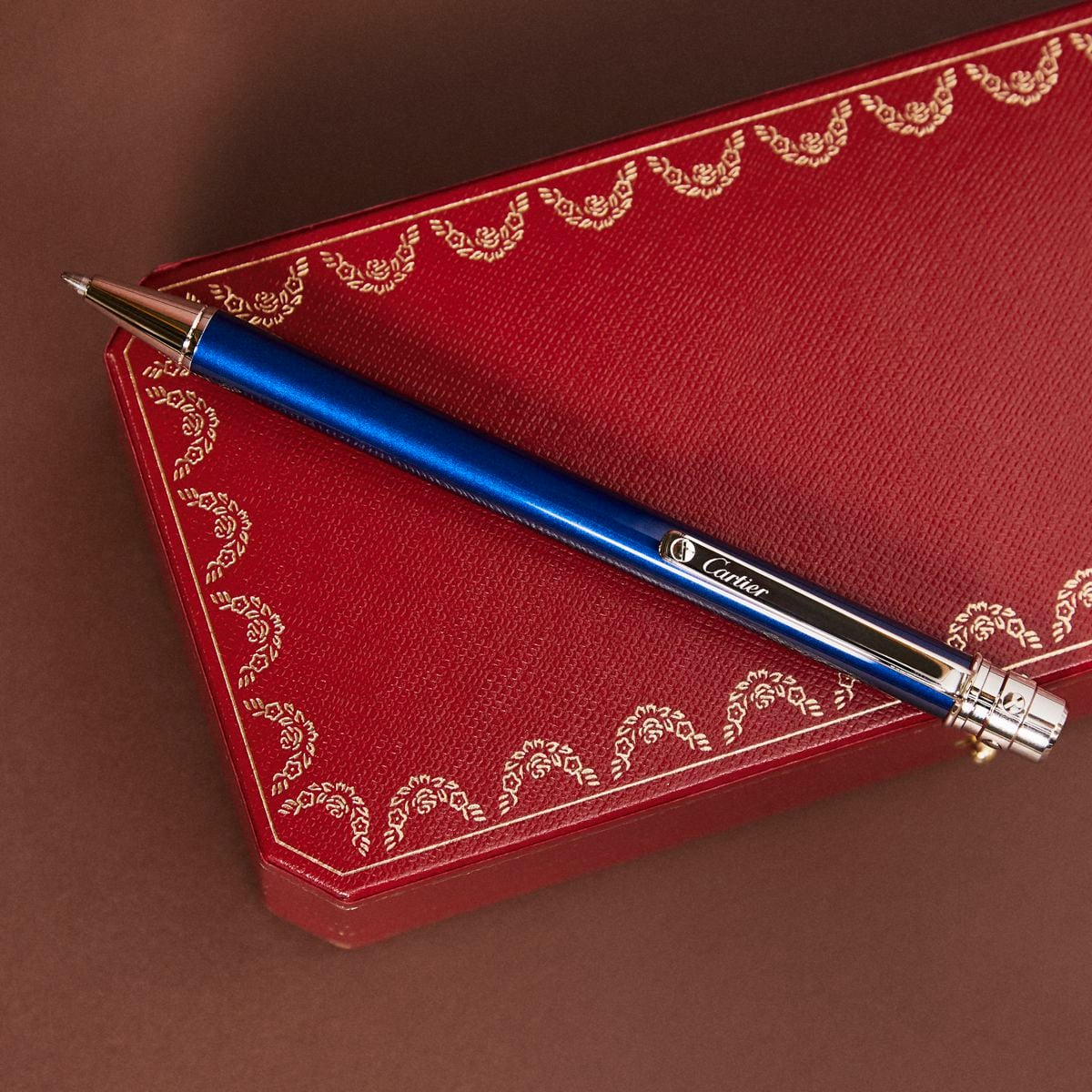 Bolígrafo Santos pequeño con cuerpo de laca efecto acero, de Cartier