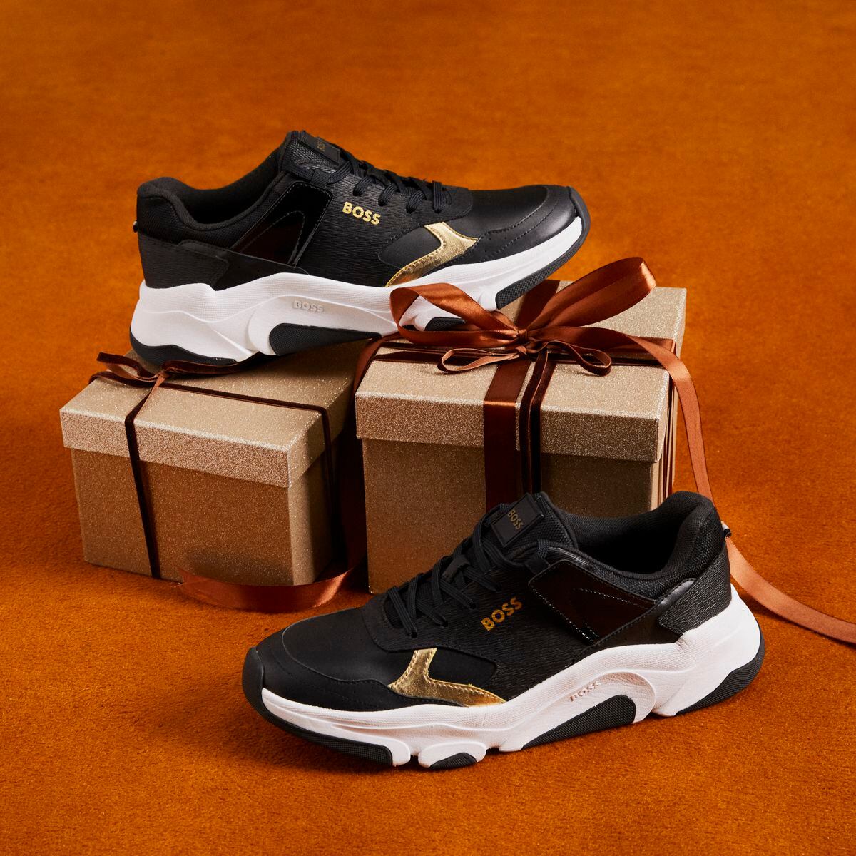 Zapatillas negras con detalle dorado de Boss