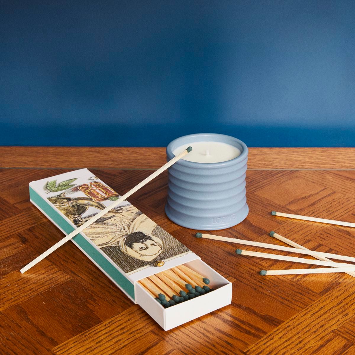 Vela aromática con esencia de ciprés de Loewe. Cerillas perfumadas de Abd El Kader