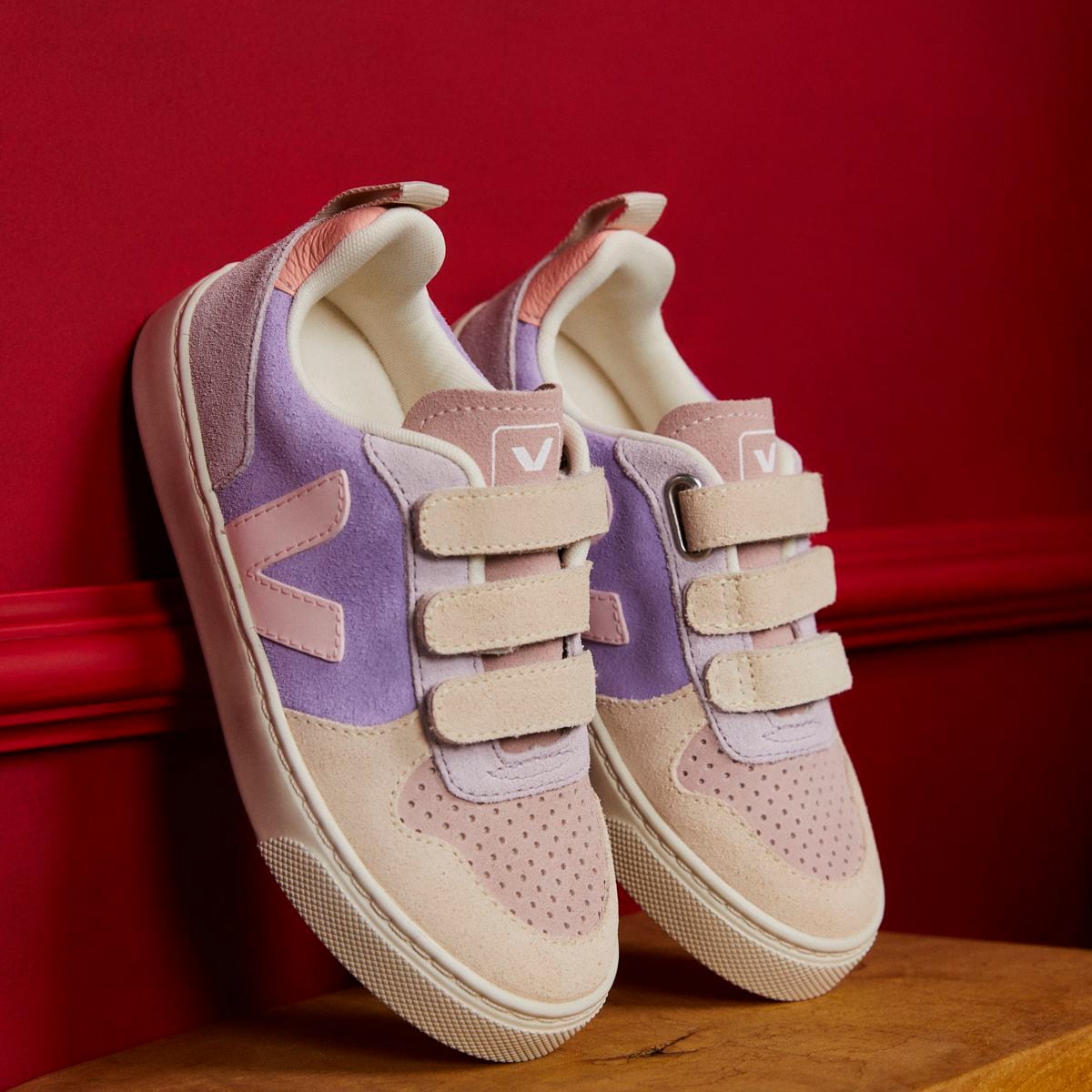 Zapatillas V-10 con tira autoadherente, de Veja