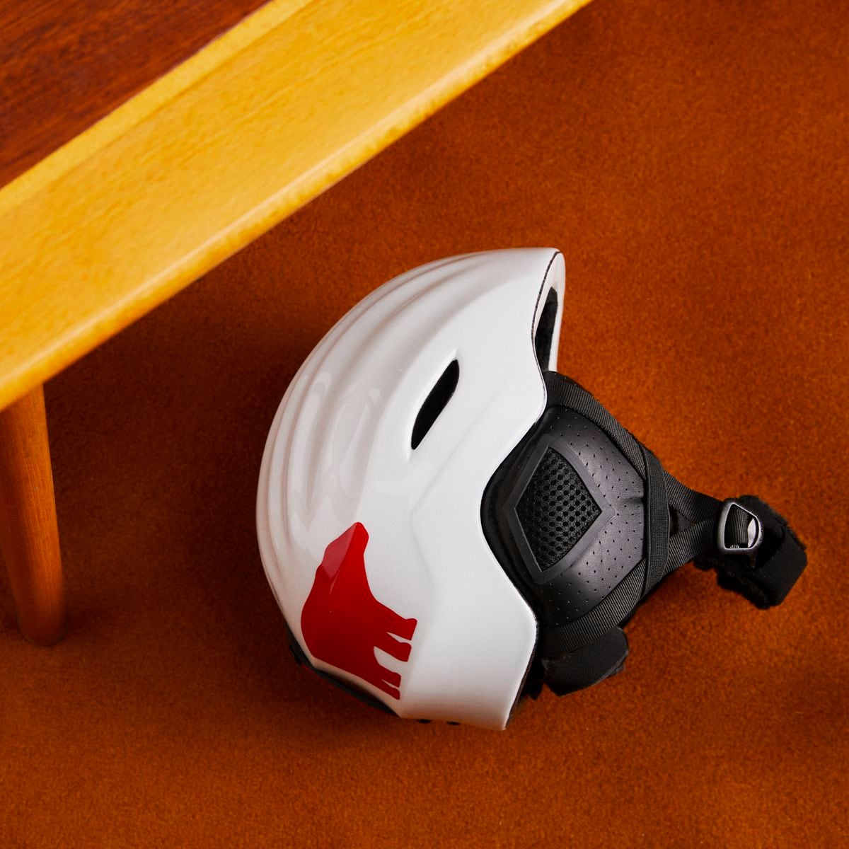 Casco blanco con logo de Perfect Moment