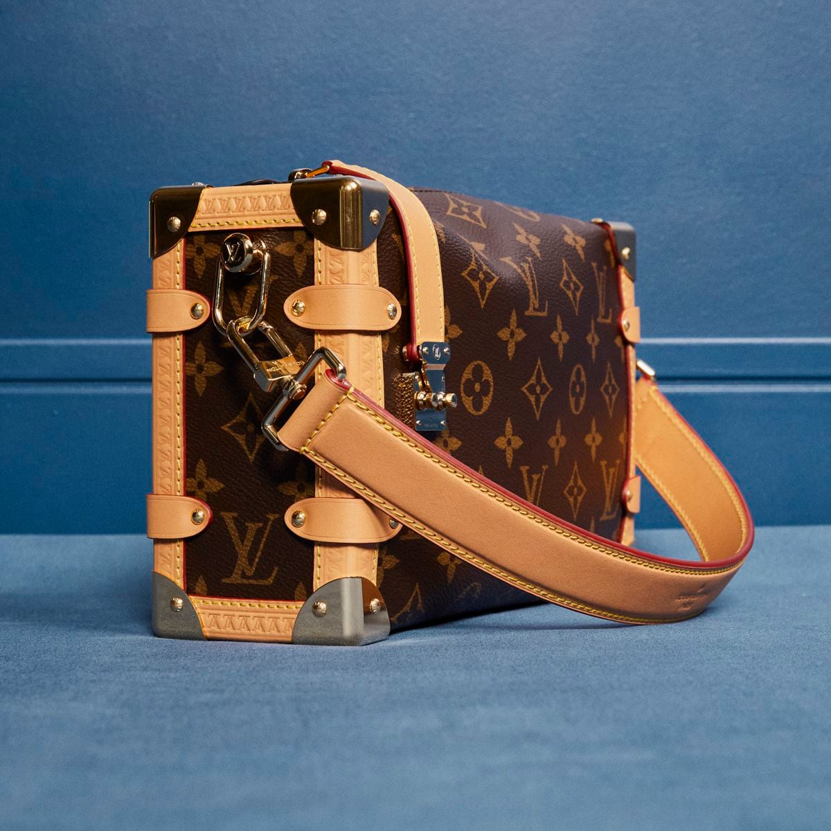 Bolso modelo Side Trunk de lona con monograma de Louis Vuitton