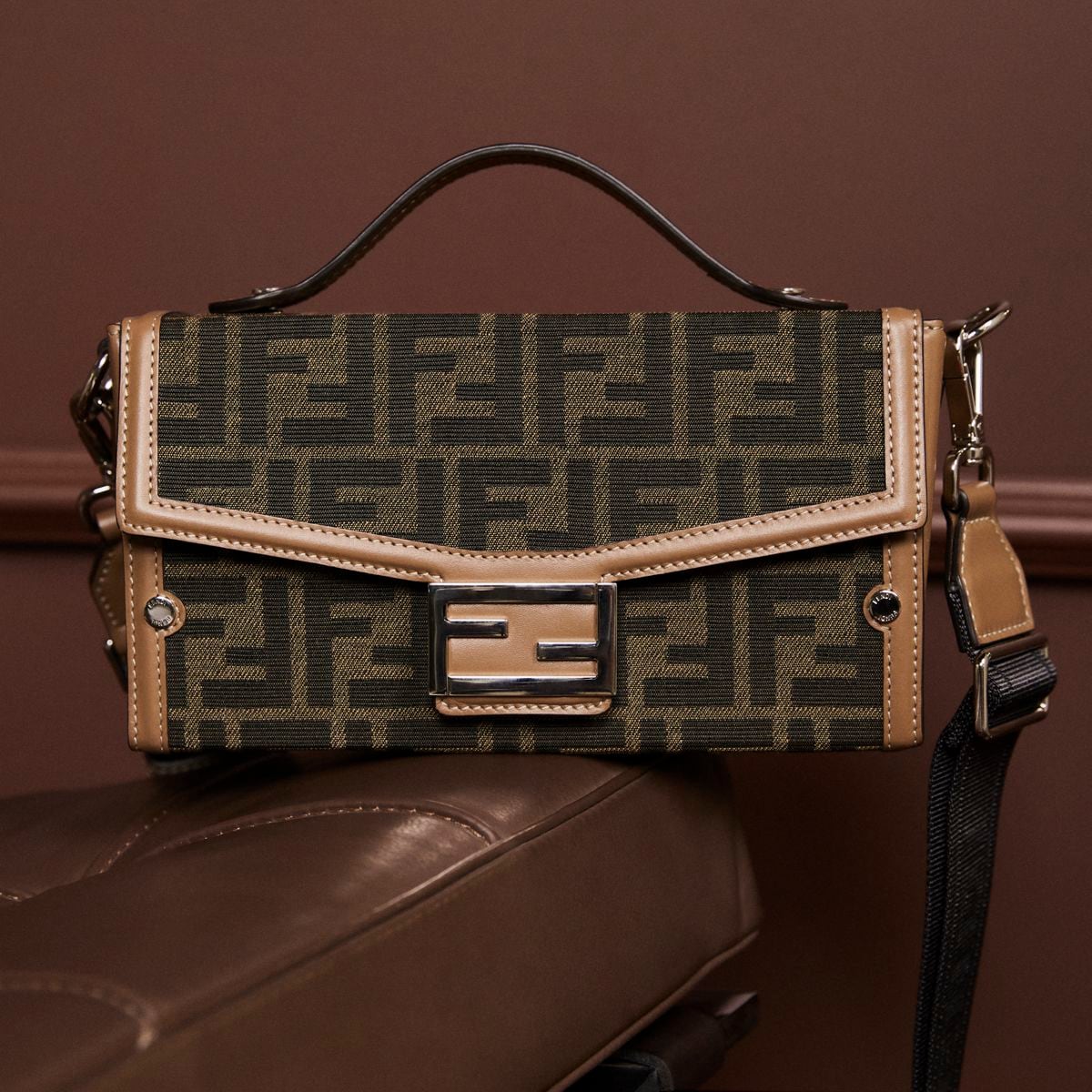 Bolso baguette de tejido marrón 'soft trunk' de Fendi