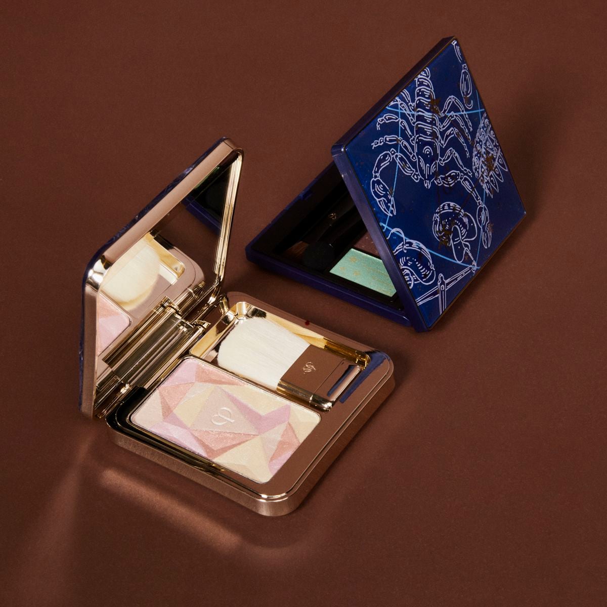 Polvos iluminadores The Luminizing Face Enhancer y paleta de sombras de ojos Eye Color Quad, ambos de Clé de Peau