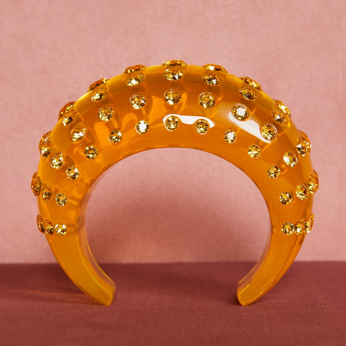 Pulsera en color ámbar con brillos de Aquazzura