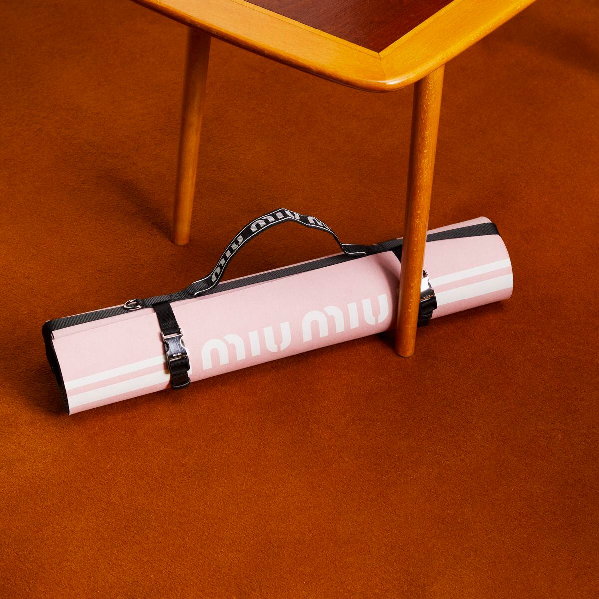 Esterilla de yoga con cinta de nailon de Miu Miu